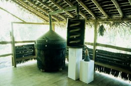 Alambic;-Archipel-des-Comores;-Distillation;-France;-Kaleidos;-Kaleidos-images;-La-parole-à-limage;-Laurent-Abad;-Mayotte;-Musée;-Océan-Indien;-Patrimoine;-Serpentin;-Stories-Pictures;-Toit-de-chaume